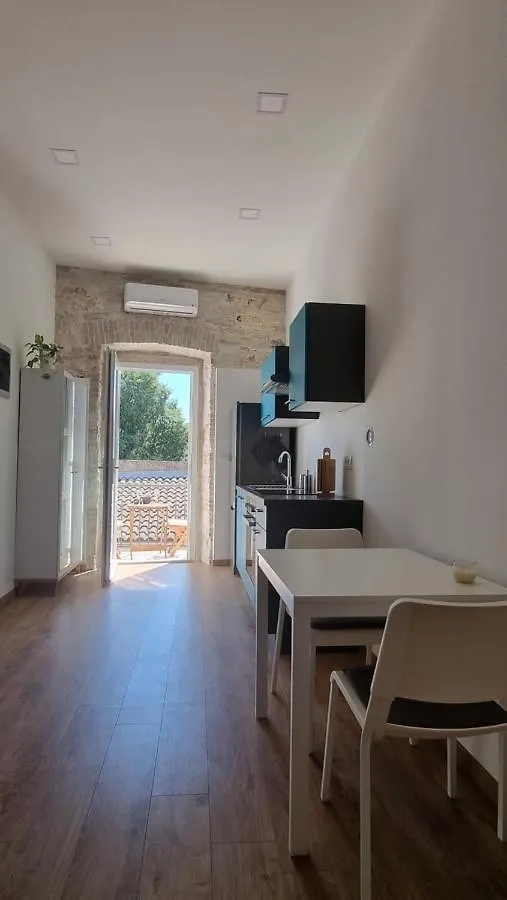 Central Studio Apartment Pula 0*,
